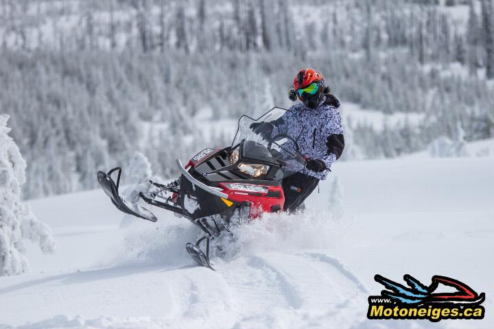 Snowmobile Indy Voyageur 155 2015