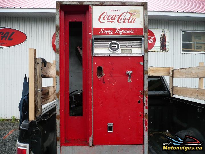 Les collectionneurs de Motoneiges Antiques du Québec se donnaient rendez-vous au Marché aux puces de la RCMAQ