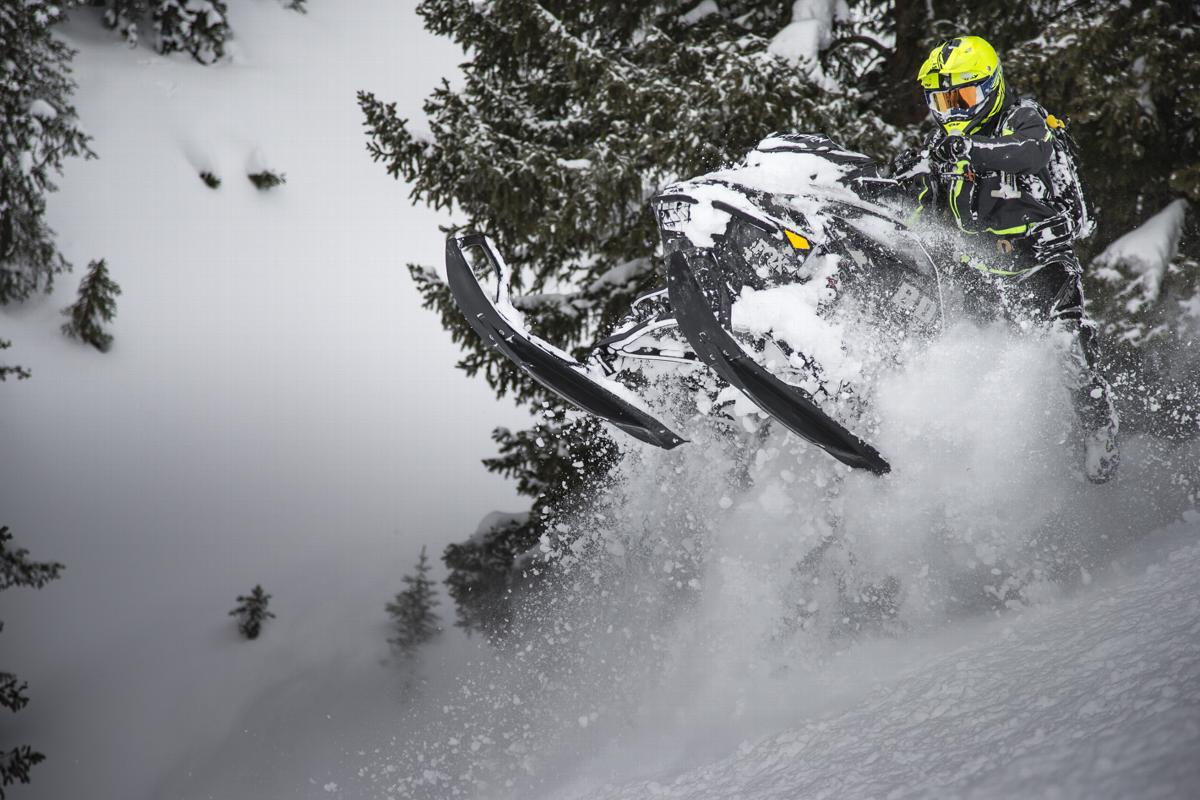 La EPIC 280 de Camso est maintenant la chenille de choix pour les motoneigistes à la recherche d’aventure dans la neige profonde