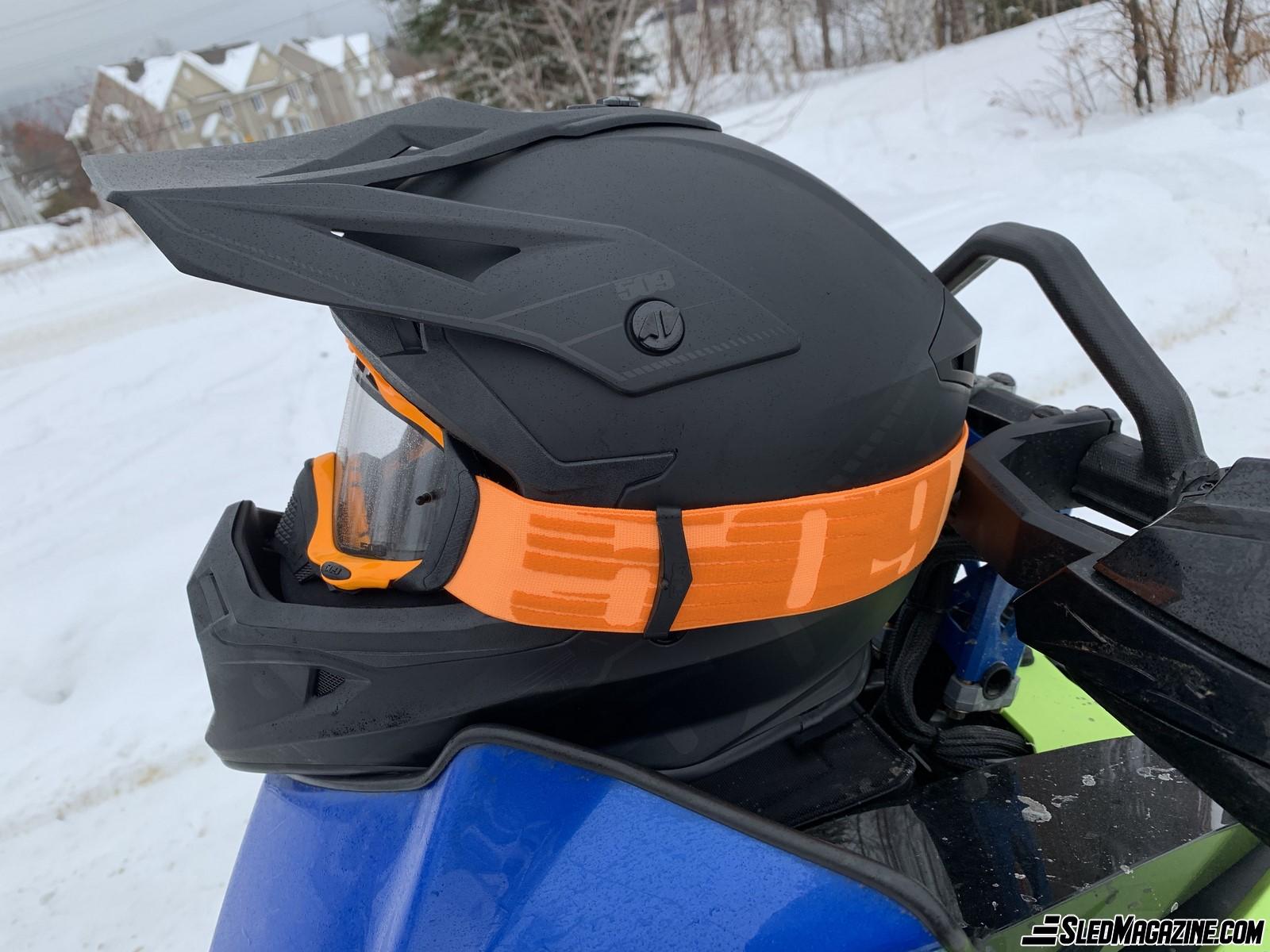 Snowmobile helmet deals with goggles