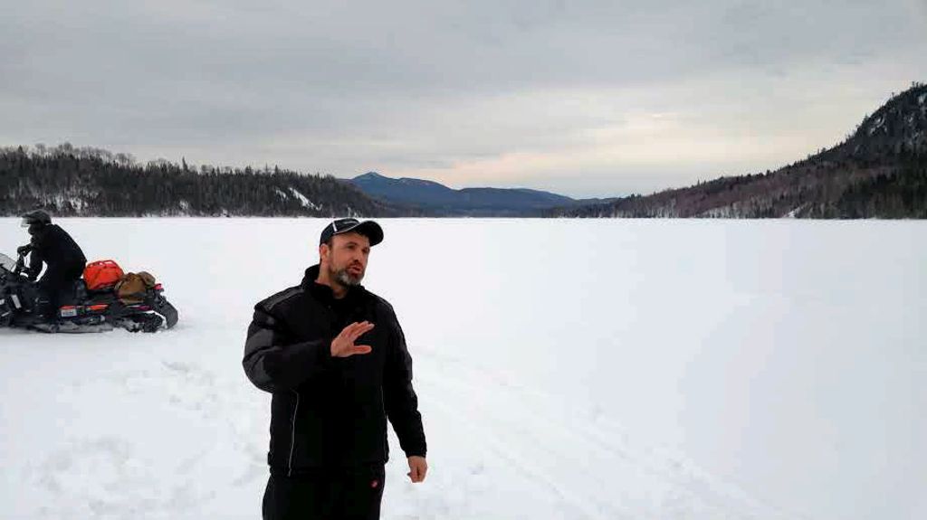 Dominique Gobeil, directeur général du Parc des Grandes-Rivières du Lac-Saint-Jean nous montre où sera construite la huitième passerelle du circuit sur la rivière Péribonka, d’une longueur de 140 mètres.